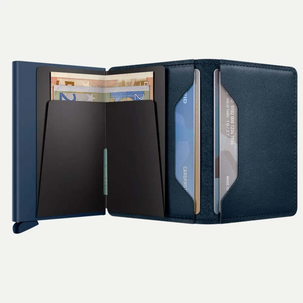 Intérieur bleu marine : billets derrière le boîtier, cartes rangées dans les soufflets