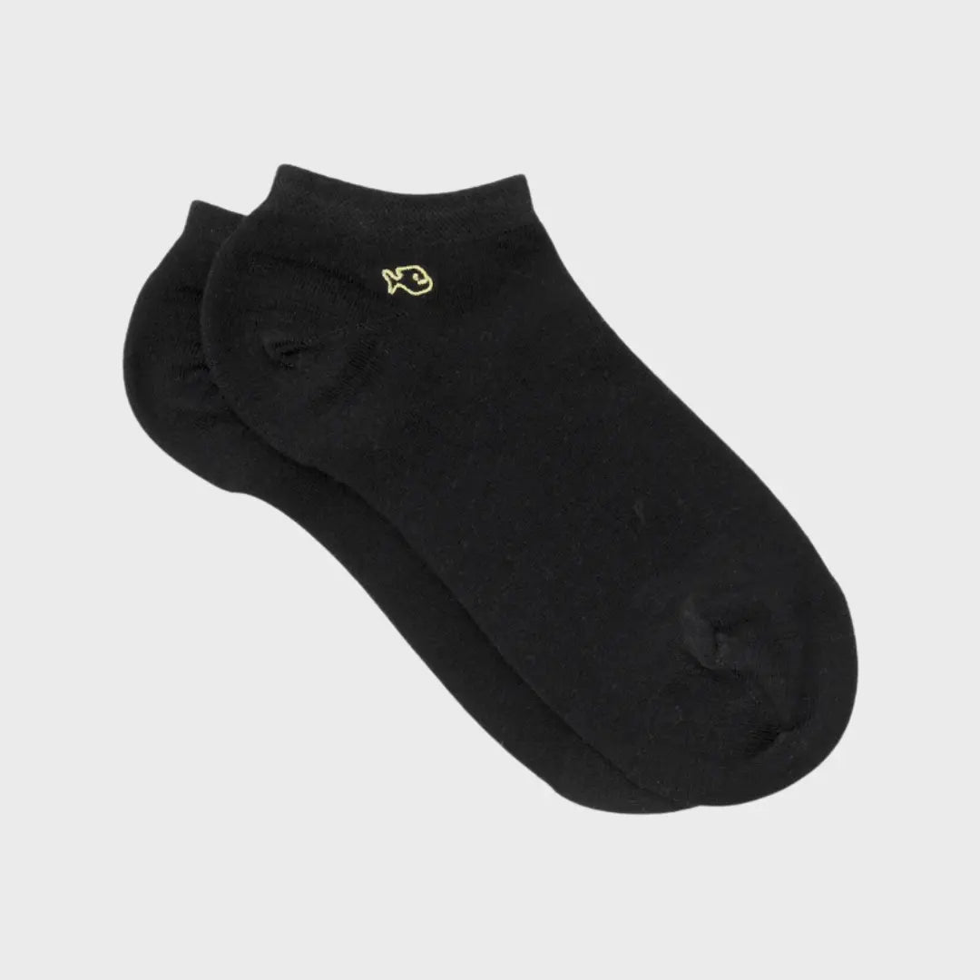 Paire de socquettes noires unies à plat, tige basse s'arrêtant sous la cheville et poisson brodé jaune