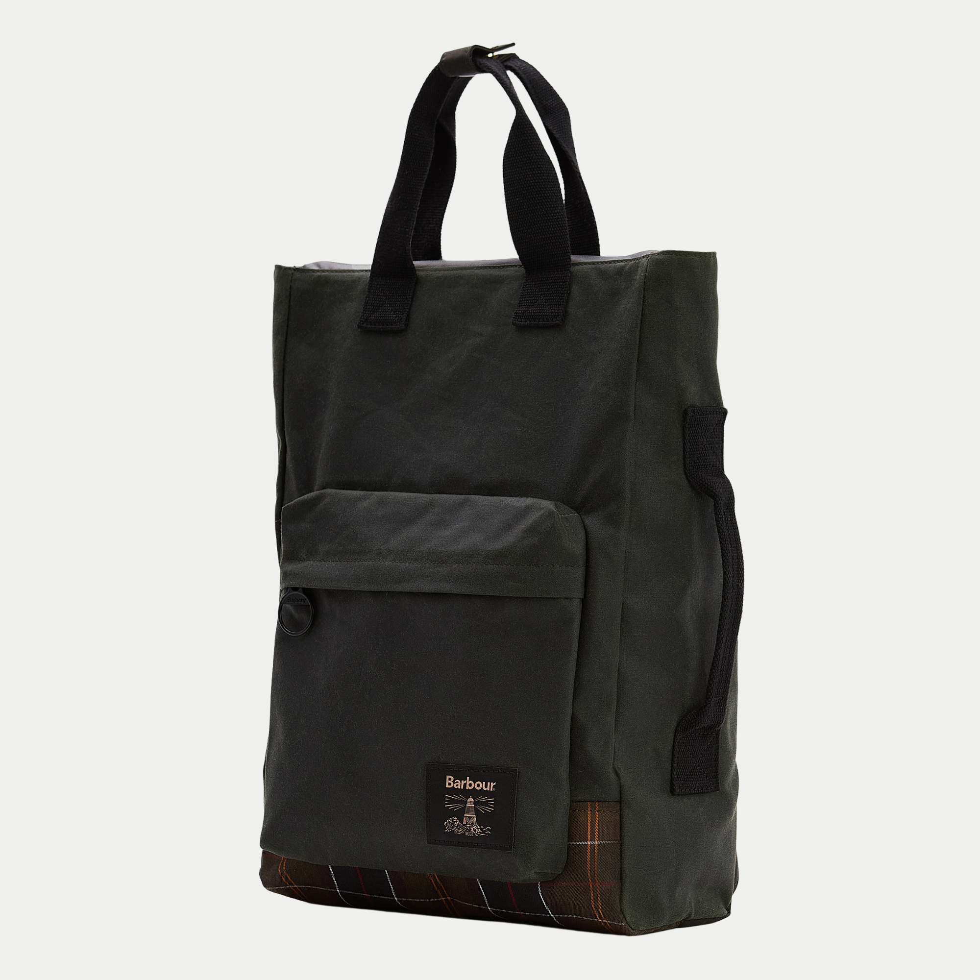 Sac à dos Barbour Field Wax Sage de trois quarts, poche avant et patch Barbour au phare
