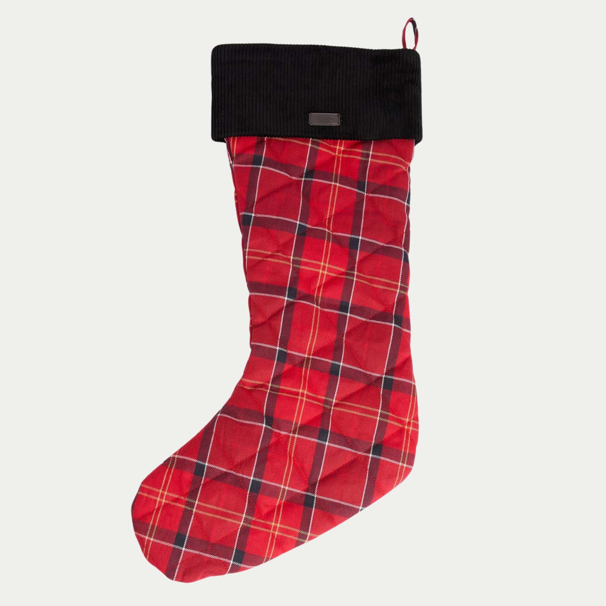Chaussette de Noël Barbour en tartan rouge matelassé, revers de velours côtelé noir avec plaque logo, vue de face