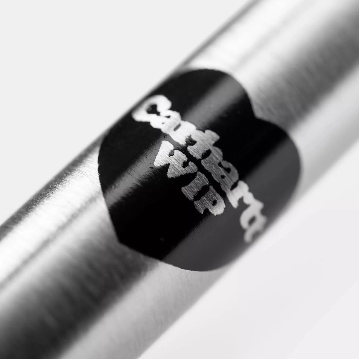 Macro du cœur noir imprimé sur le stylo Jotter, lettrage Carhartt WIP blanc posé sur l'acier brossé