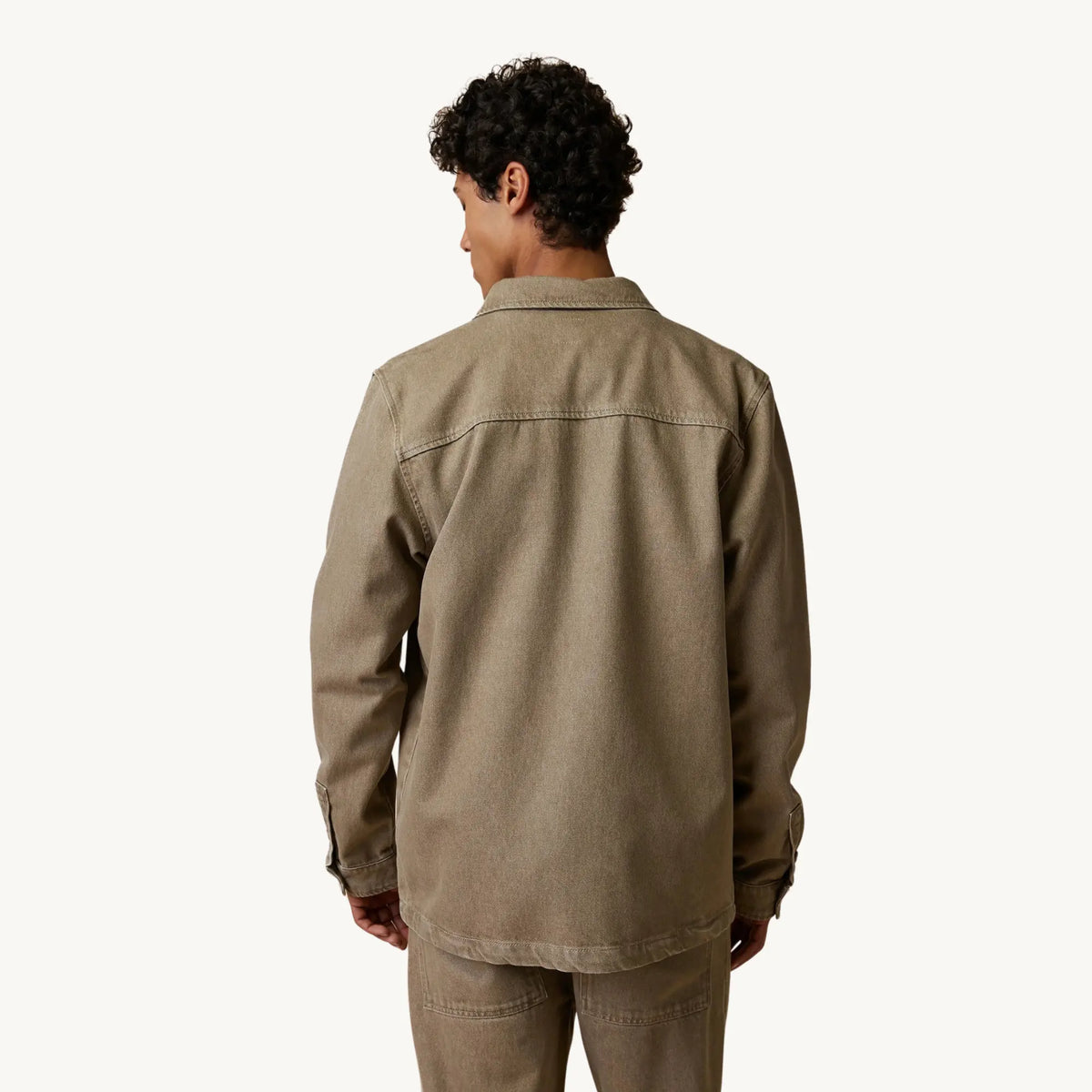Surchemise Clemont Sable Faguo vue de dos, portée : empiècement d'épaule, bas arrondi et denim beige sable