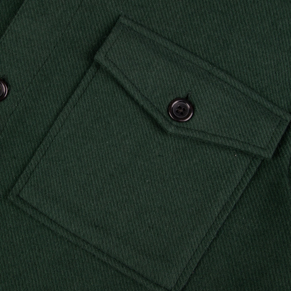 Détail de la poche poitrine à rabat boutonné et du sergé de coton vert foncé, surchemise Flavigny Faguo