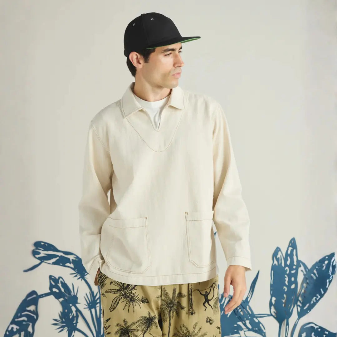 Surchemise Koko écrue portée sur un t-shirt blanc, tombé ample et poches ventrales