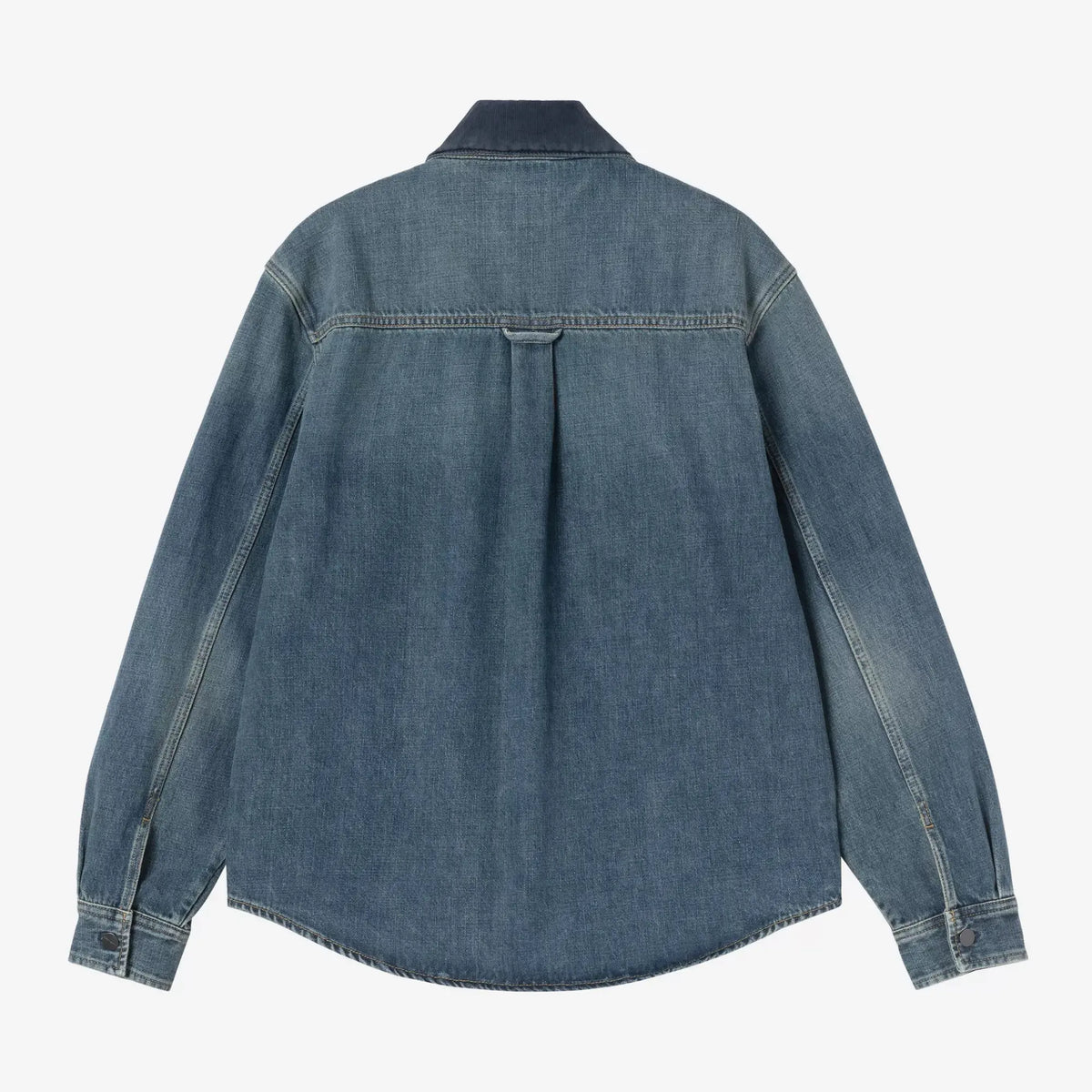 Vue de dos de la surchemise Oakland Carhartt WIP en denim Blue Worn Used Wash, pli d'aisance central et col en velours marine