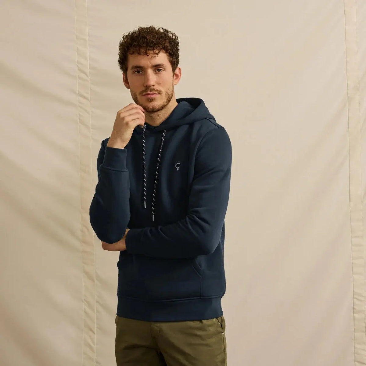 Sweat Dirac bleu marine porté de face, capuche rabattue et poignets côtelés