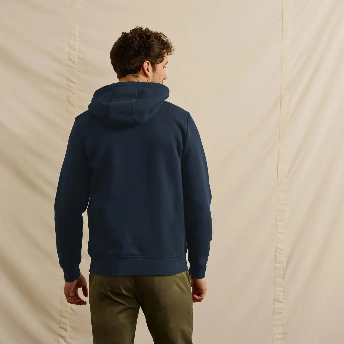 Sweat Dirac bleu marine vu de dos, capuche doublée et bas de corps côtelé