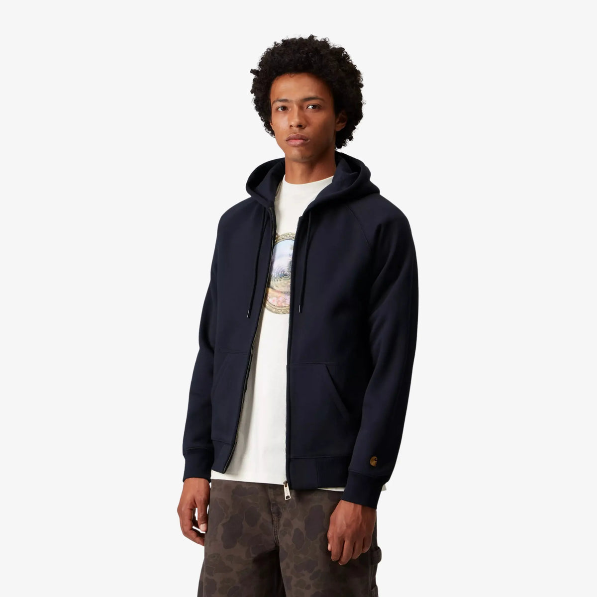 Sweat Zippé Chase Bleu Marine porté zip ouvert, capuche souple, poches ventrales et logo C doré au poignet