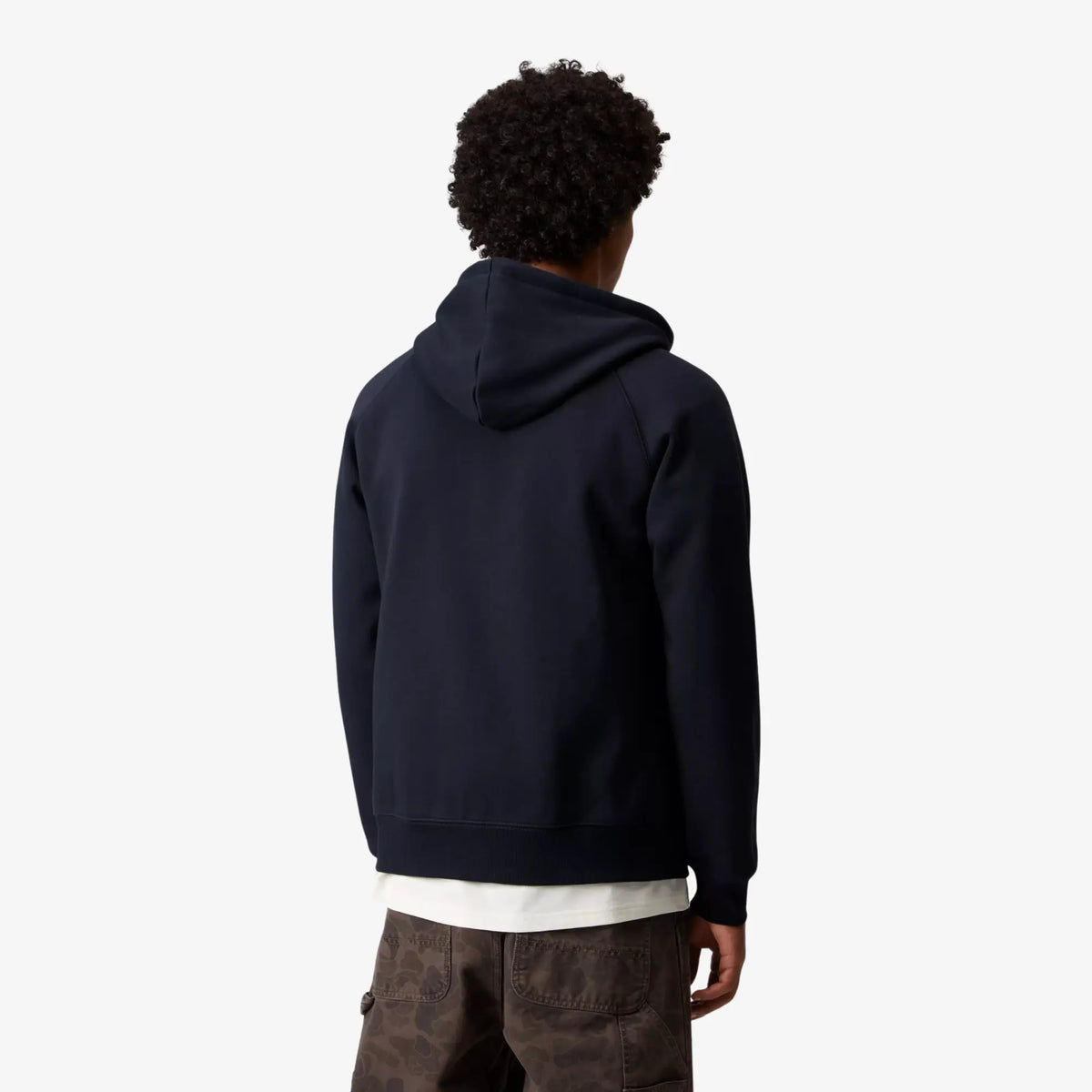 Sweat Zippé Chase Bleu Marine porté de dos, capuche rabattue, manches raglan et bord-côte à la taille