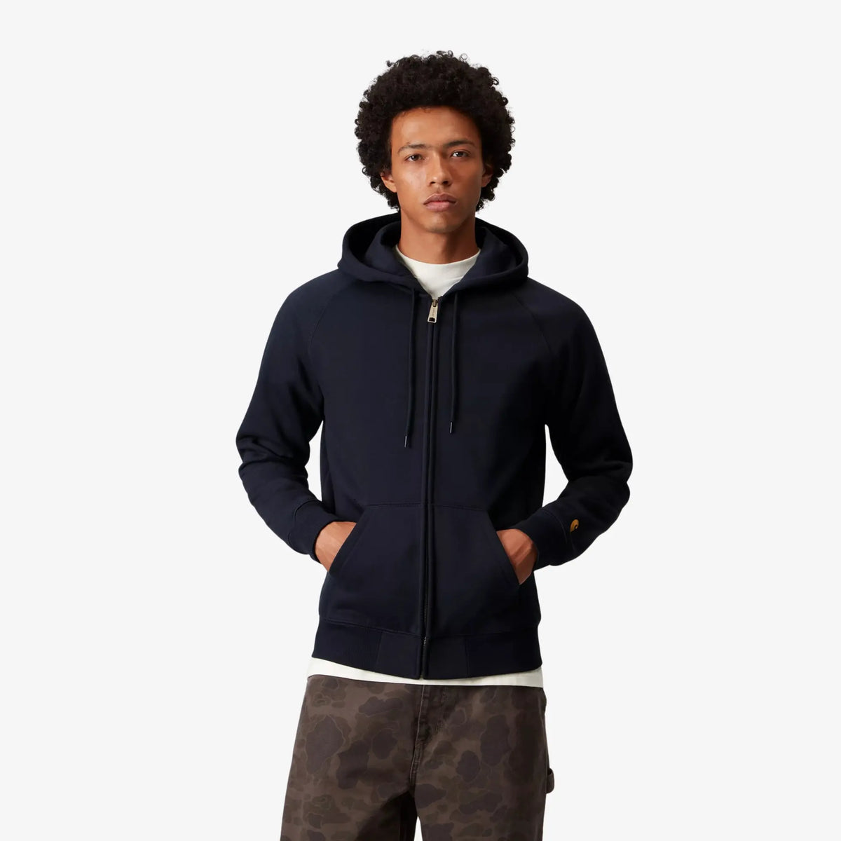 Sweat Zippé Chase Bleu Marine porté zip fermé, poches ventrales obliques, bas côtelé et cordons ton sur ton
