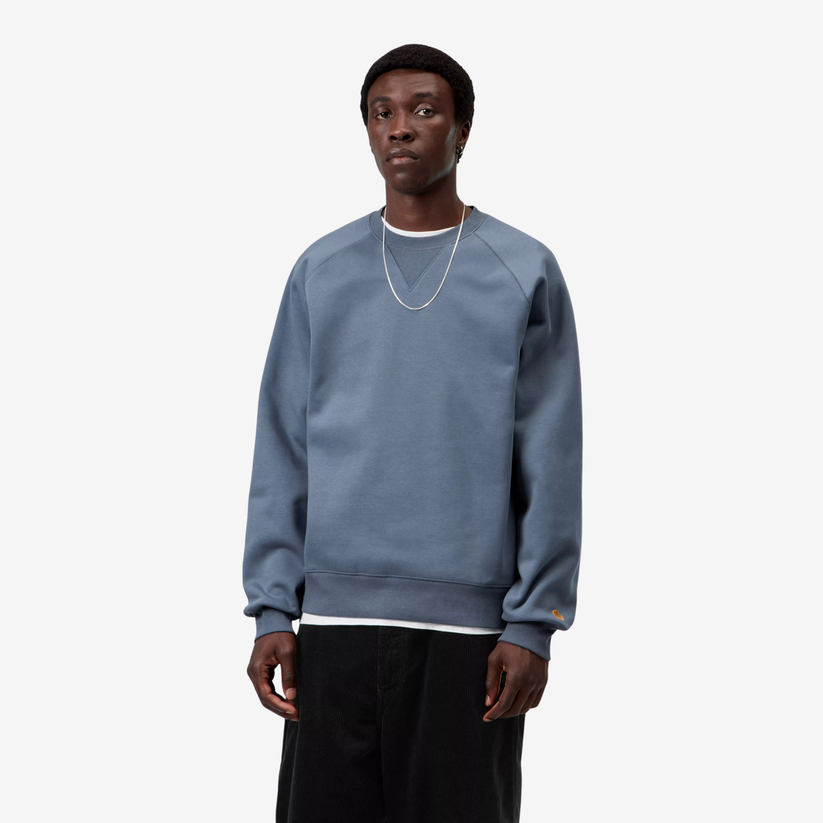 Sweat Chase Carhartt WIP Icesheet porté de face sur un pantalon noir