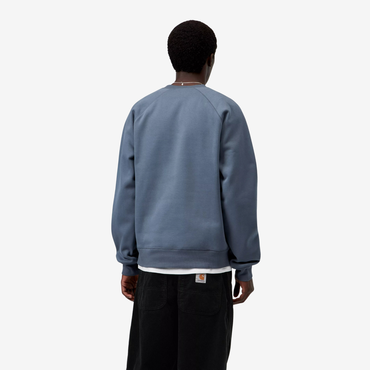 Sweat Chase Carhartt WIP Icesheet porté de dos, emmanchures raglan visibles