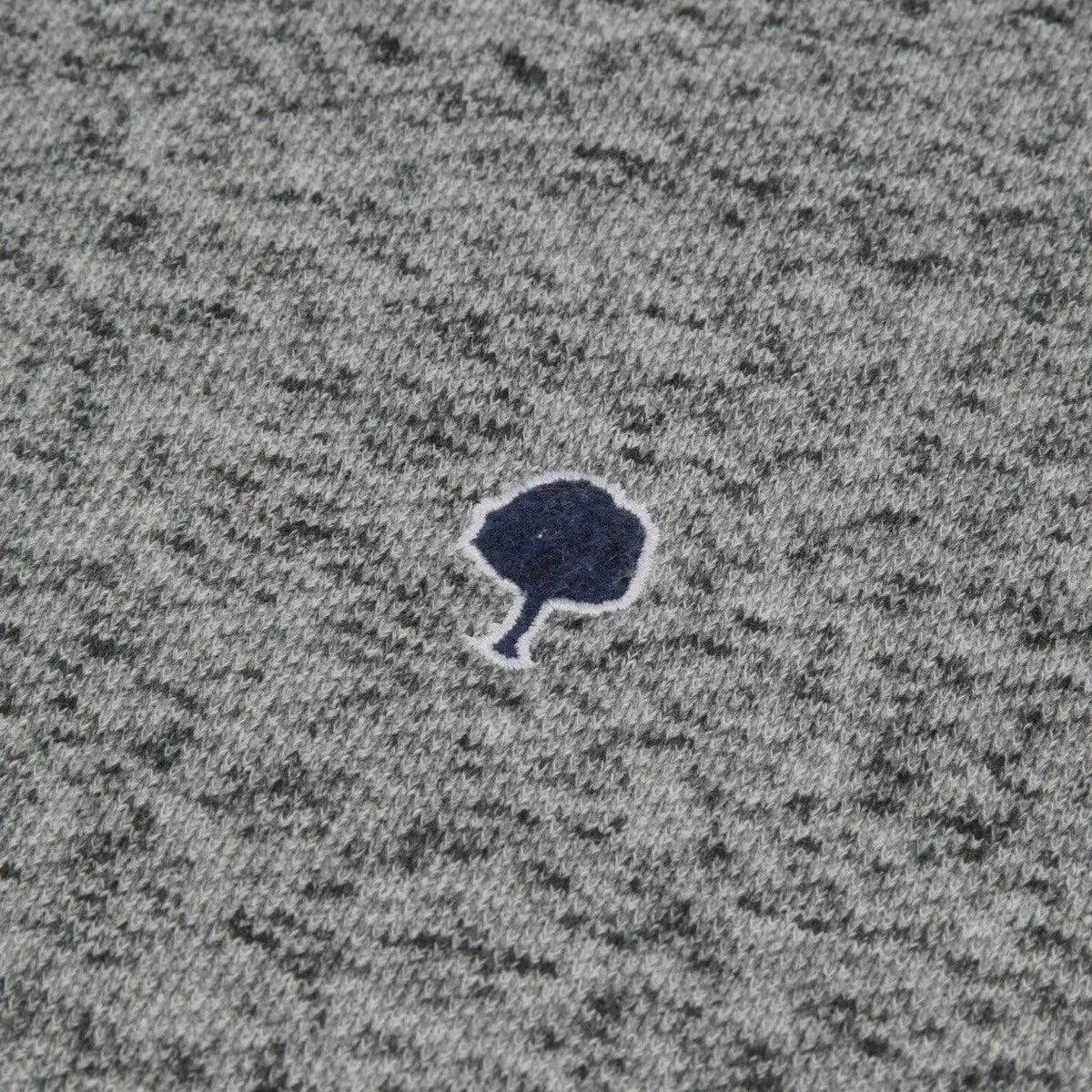Macro du jersey gris chiné du Donon et de sa broderie arbre bleu marine