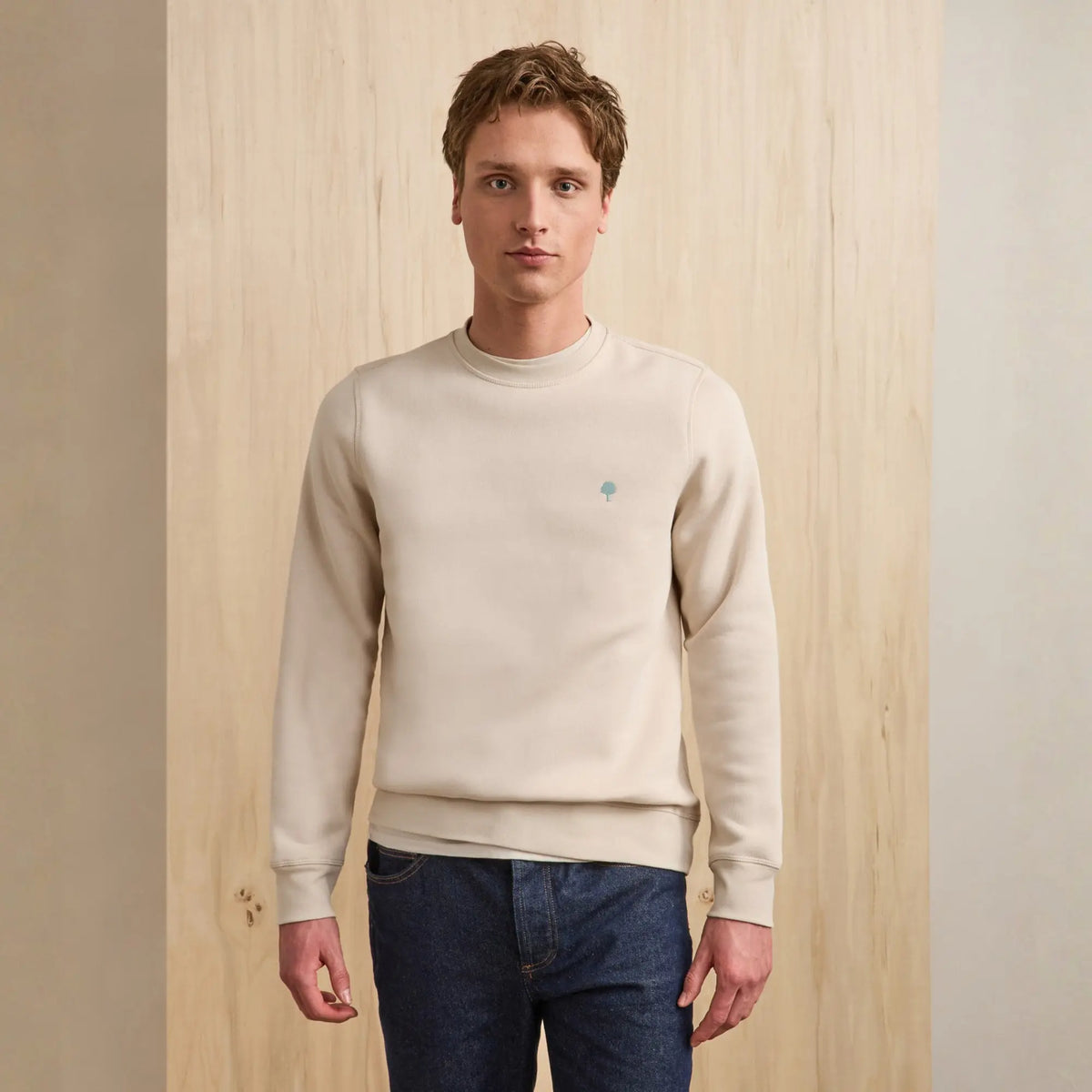 Sweat Donzy beige porté debout de face, bord-côte à la taille et jean brut