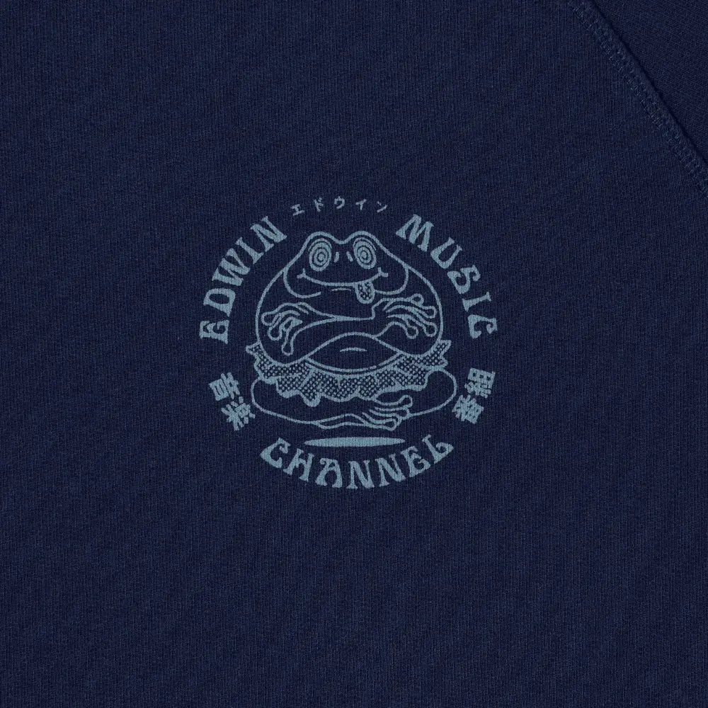 Macro de l'imprimé Music Channel, grenouille attablée dans un burger, lettrage et kanji bleu clair
