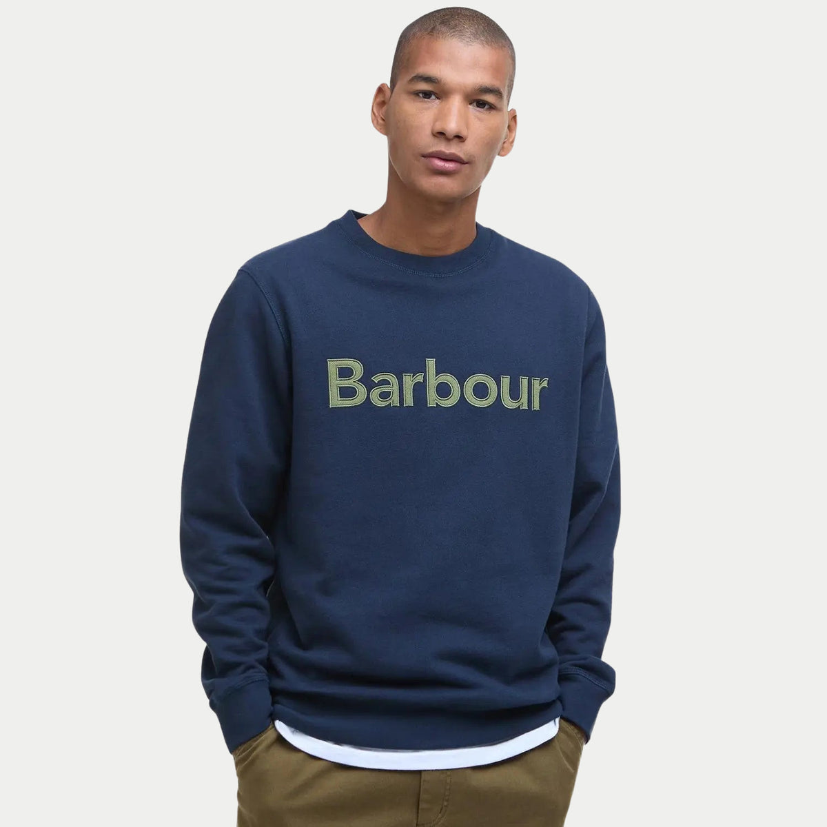 Sweat Bleu Marine porté de face, lettrage vert brodé et bord-côte de taille