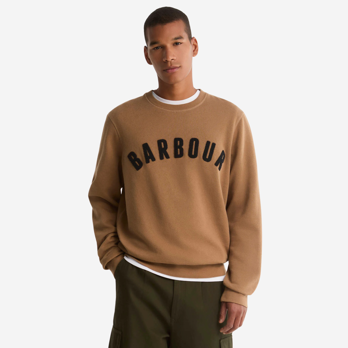 Sweat Barbour Prep Logo Sandstone porté de face, logo BARBOUR arqué en relief