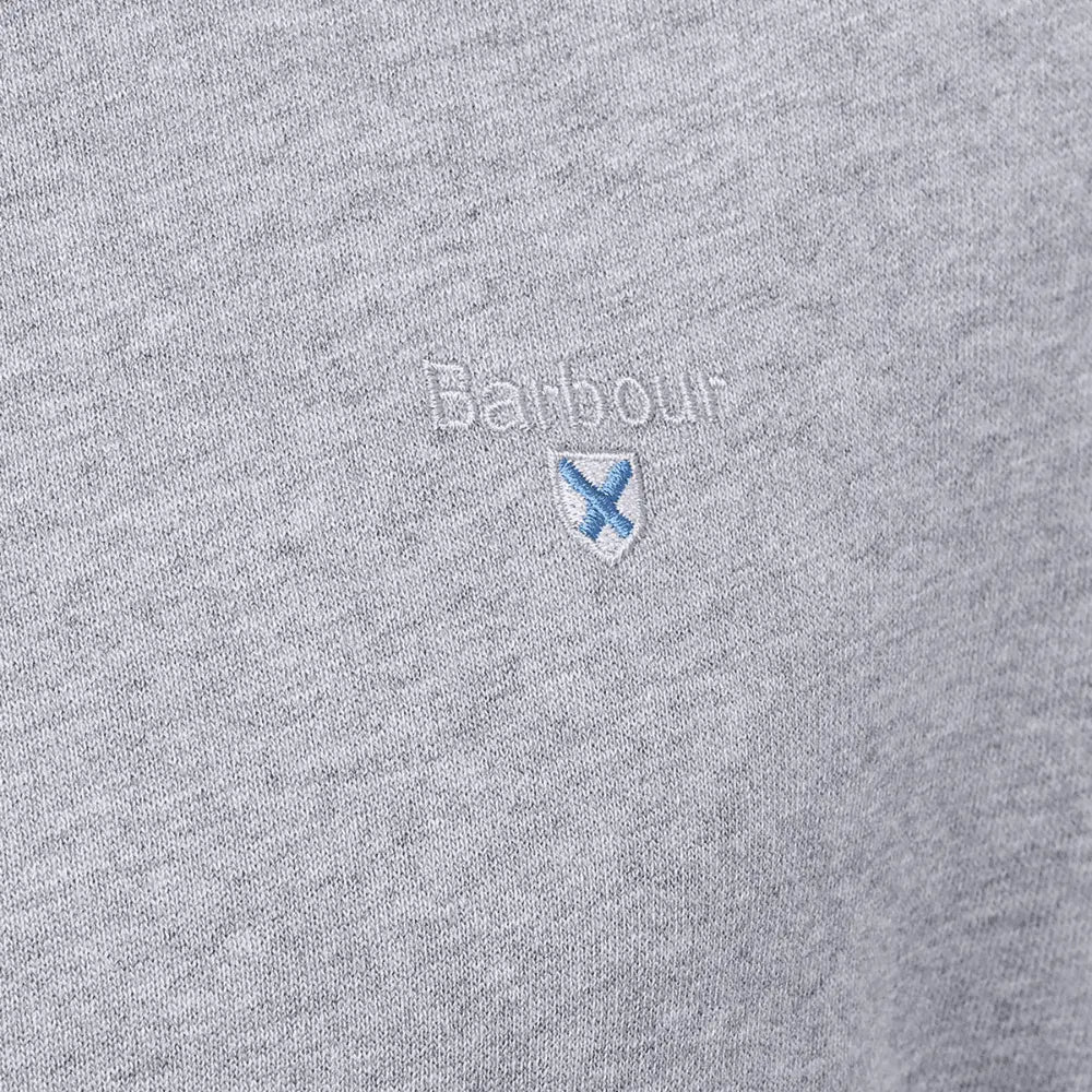 Macro de la broderie Barbour et de son écusson bleu sur le gris chiné du Ridsdale