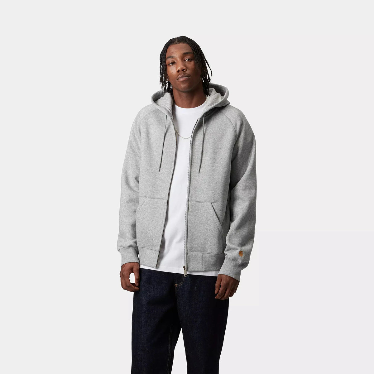 Sweat Zippé Chase Gris chiné porté zip ouvert, poches ventrales obliques et logo C doré au bas de la manche