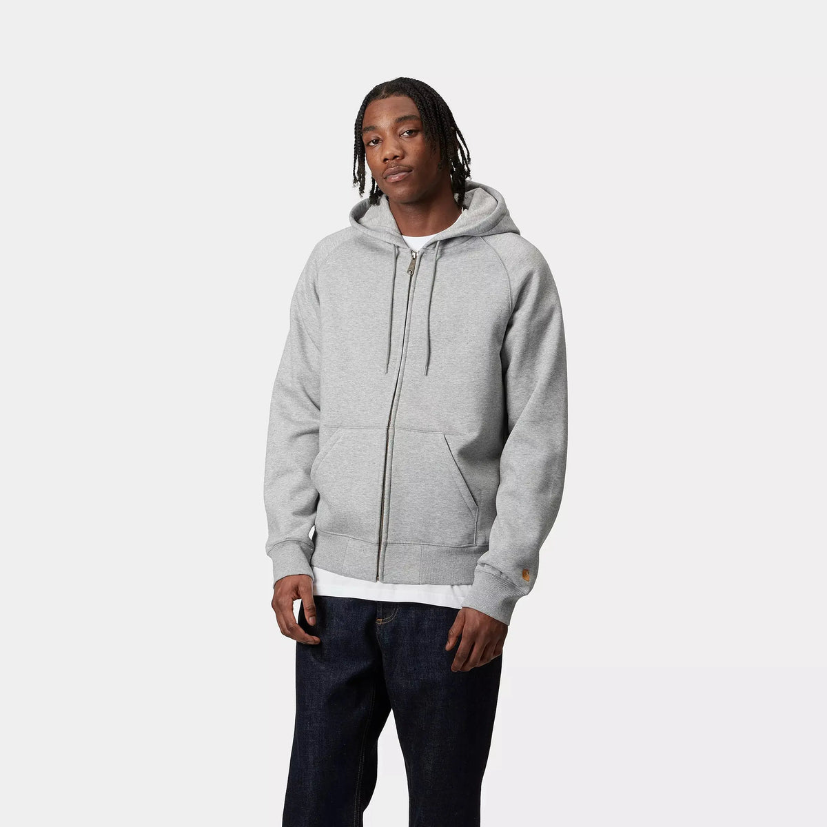 Sweat Zippé Chase Gris chiné porté zip fermé, ligne de zip centrale, poches ventrales et bas bien côtelé