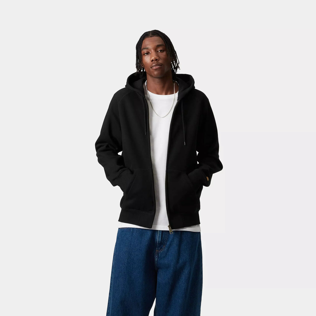 Sweat Zippé Chase Noir profond porté zip ouvert, capuche souple, poches ventrales et poignets côtelés