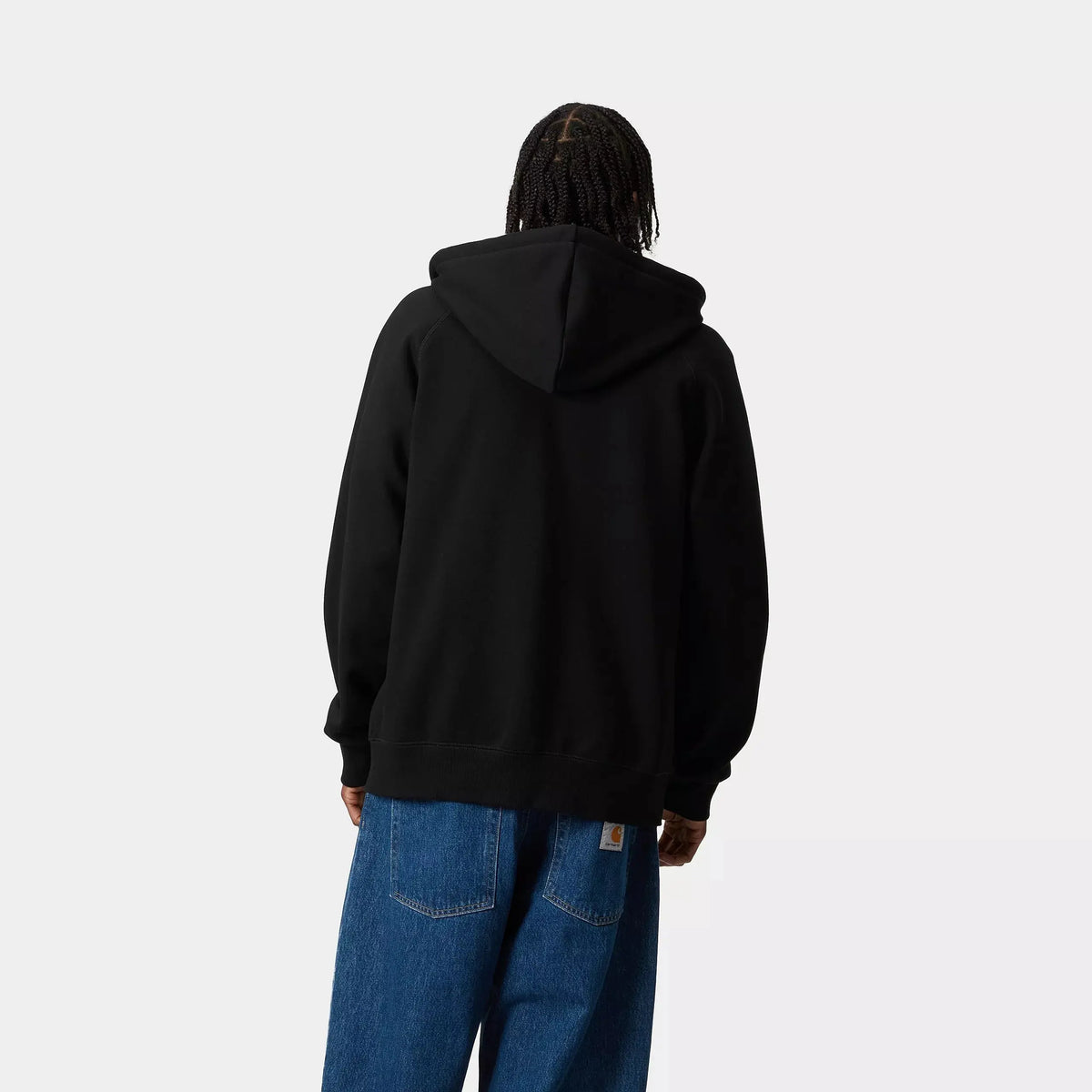 Sweat Zippé Chase Noir porté de dos, dos uni sans marquage, capuche rabattue et bord-côte à la taille