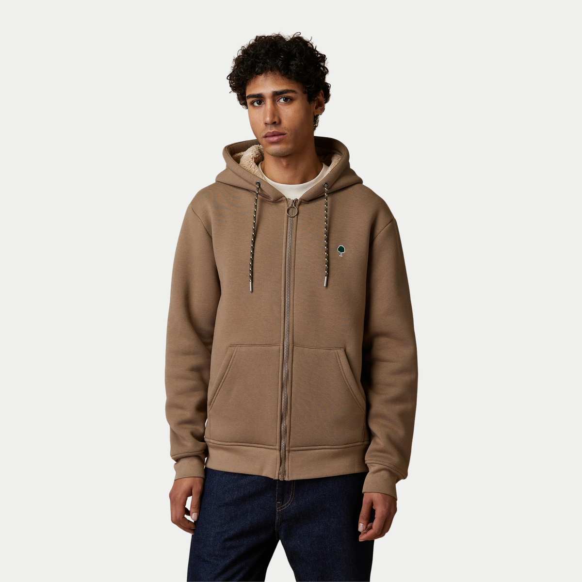 Sweat zippé Meygal marron Faguo porté fermé de face avec un jean brut