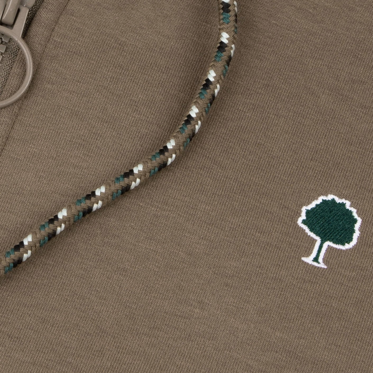 Détail du sweat zippé Meygal marron Faguo : tirette à anneau, cordon tressé et arbre brodé vert