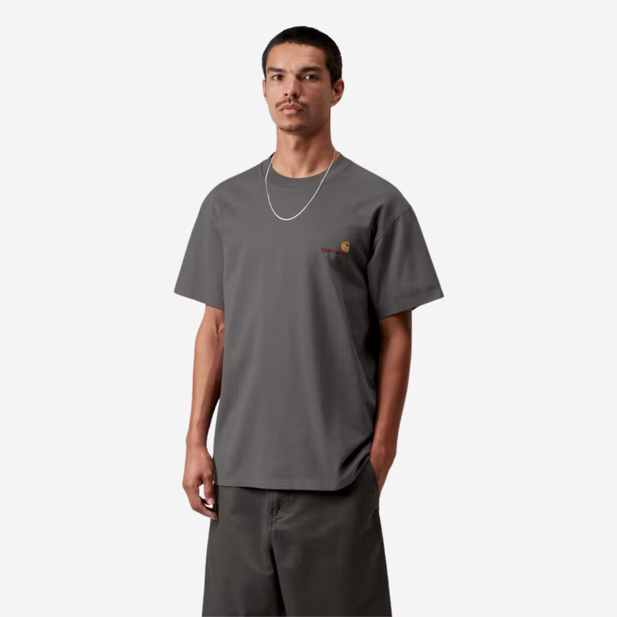T-shirt American Script Carhartt WIP gris graphite porté de face, coupe ample et épaules tombantes