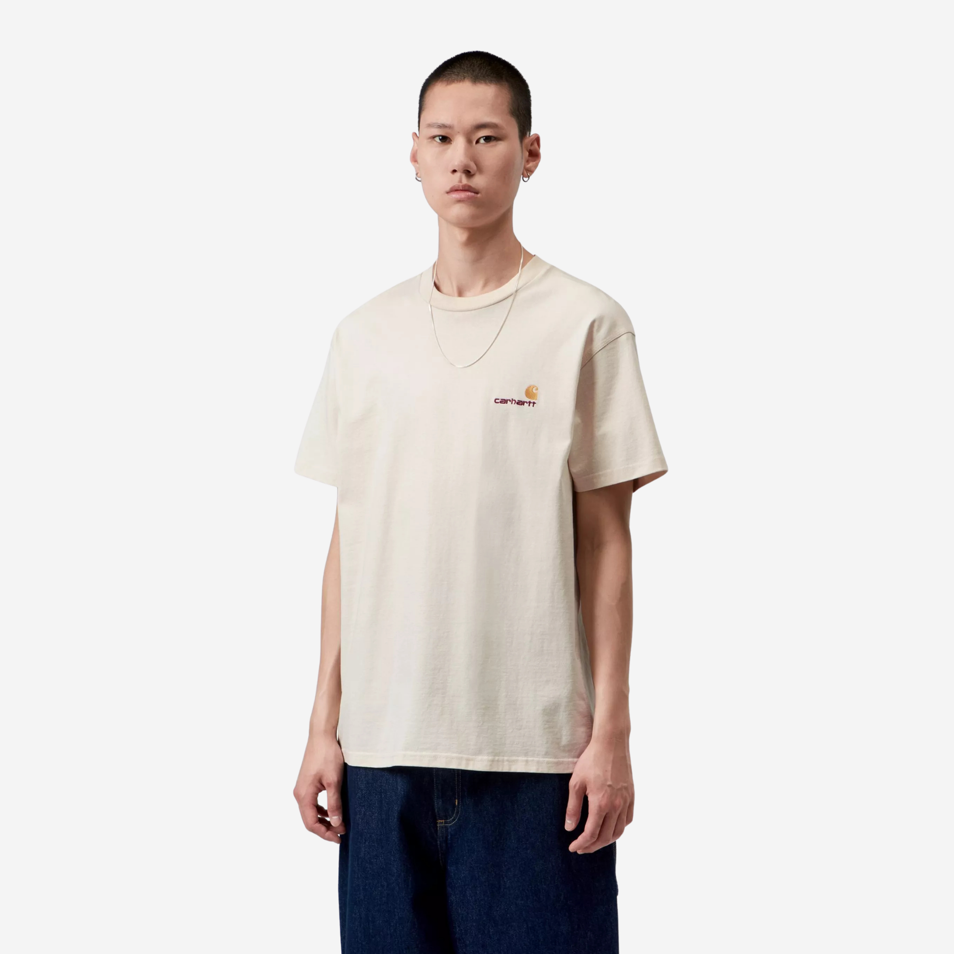 T-shirt American Script Carhartt WIP écru porté de trois quarts, coupe ample et épaules tombantes