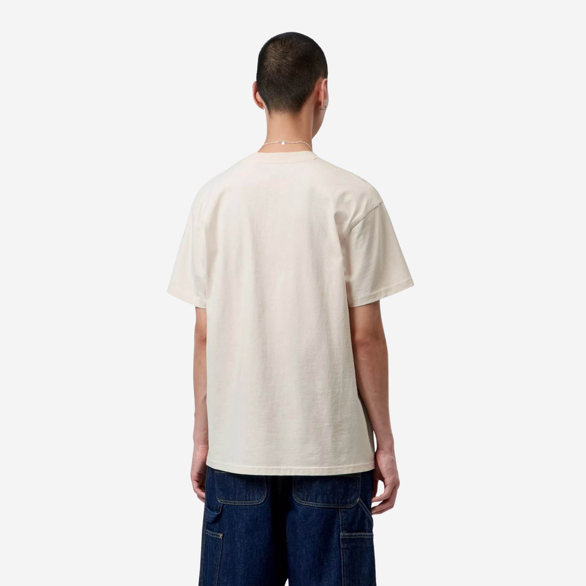 T-shirt American Script Carhartt WIP écru porté de dos, emmanchures basses et bas droit