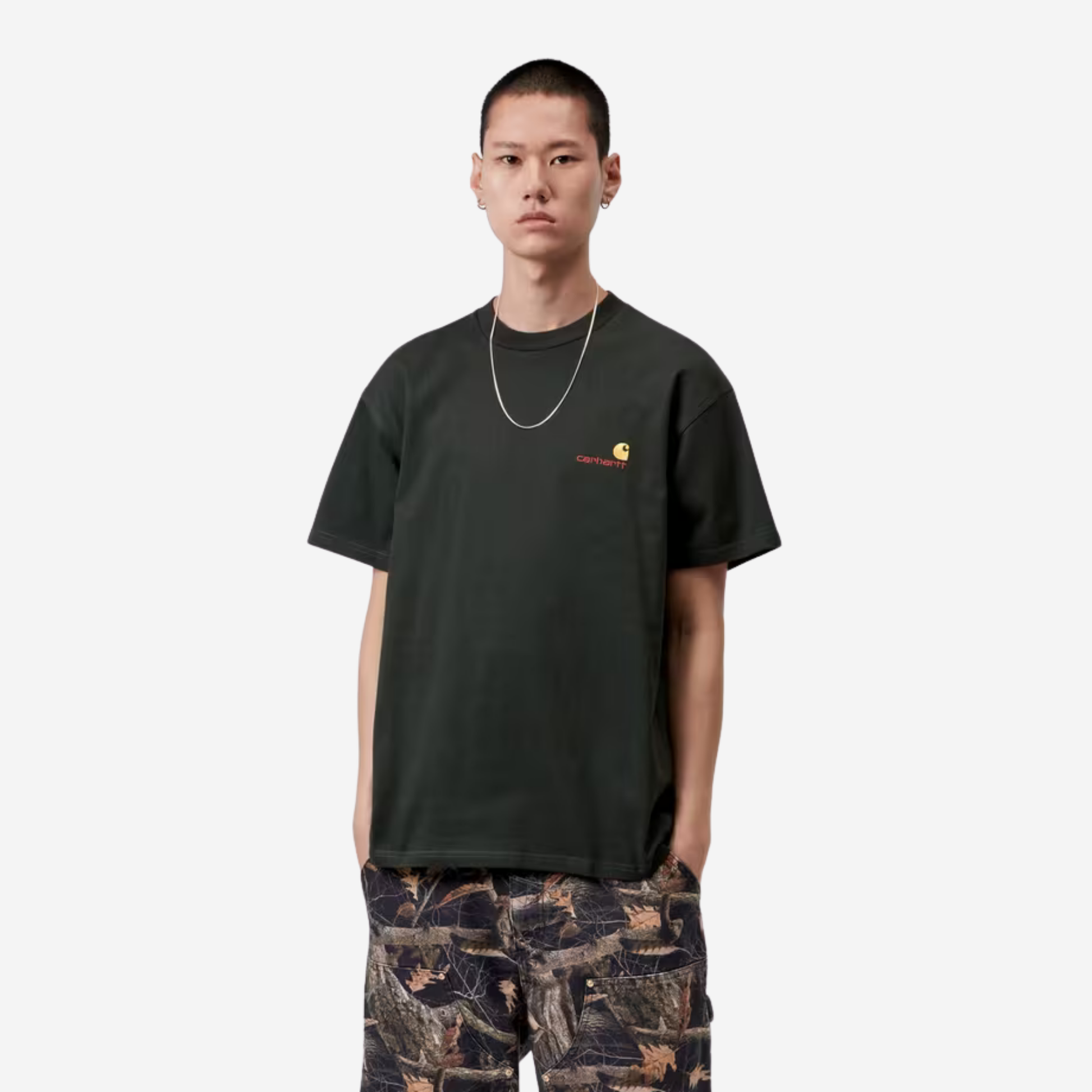 T-shirt American Script Carhartt WIP vert foncé porté de face, coupe ample et manches larges