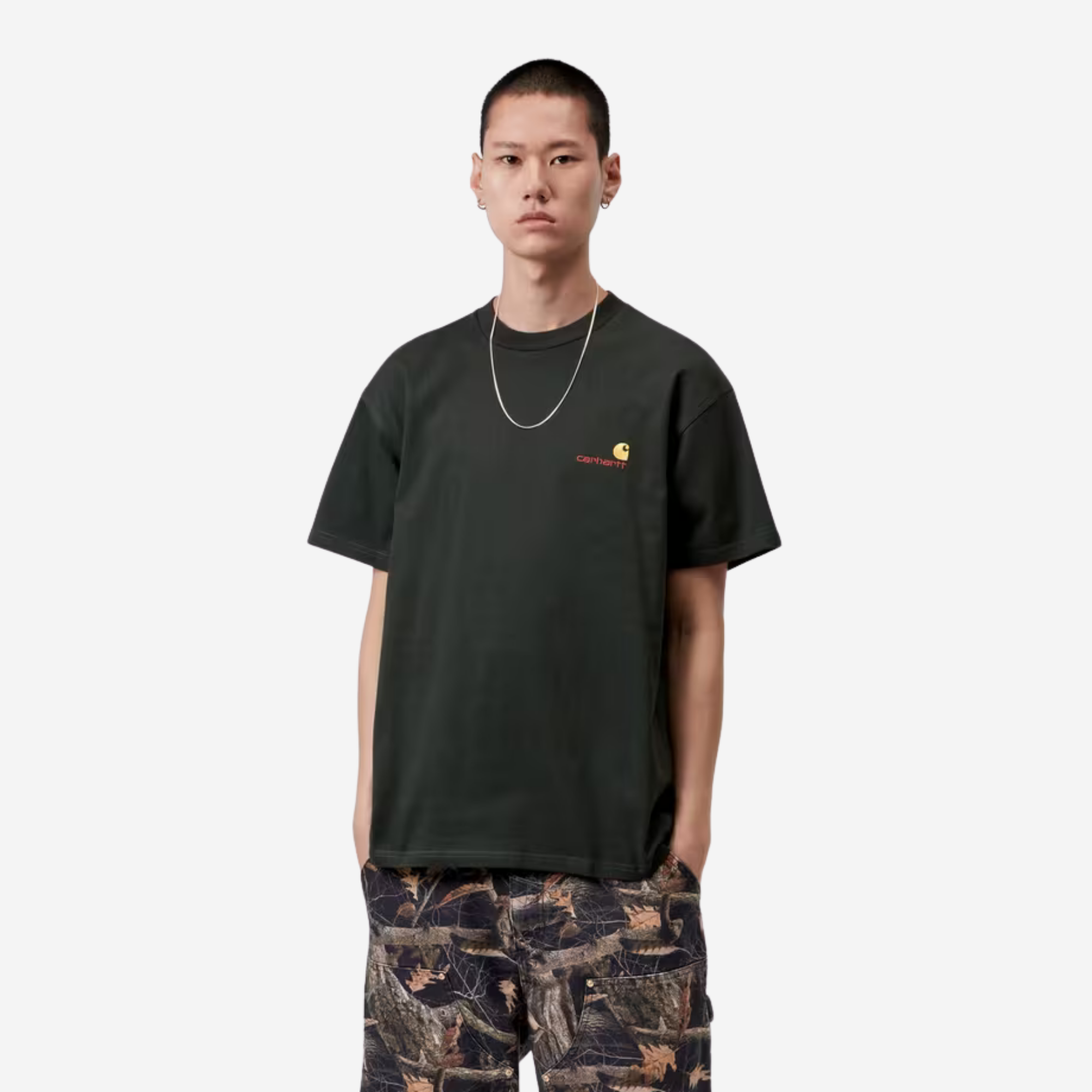 T-shirt American Script Carhartt WIP vert foncé porté de face, coupe ample et manches larges