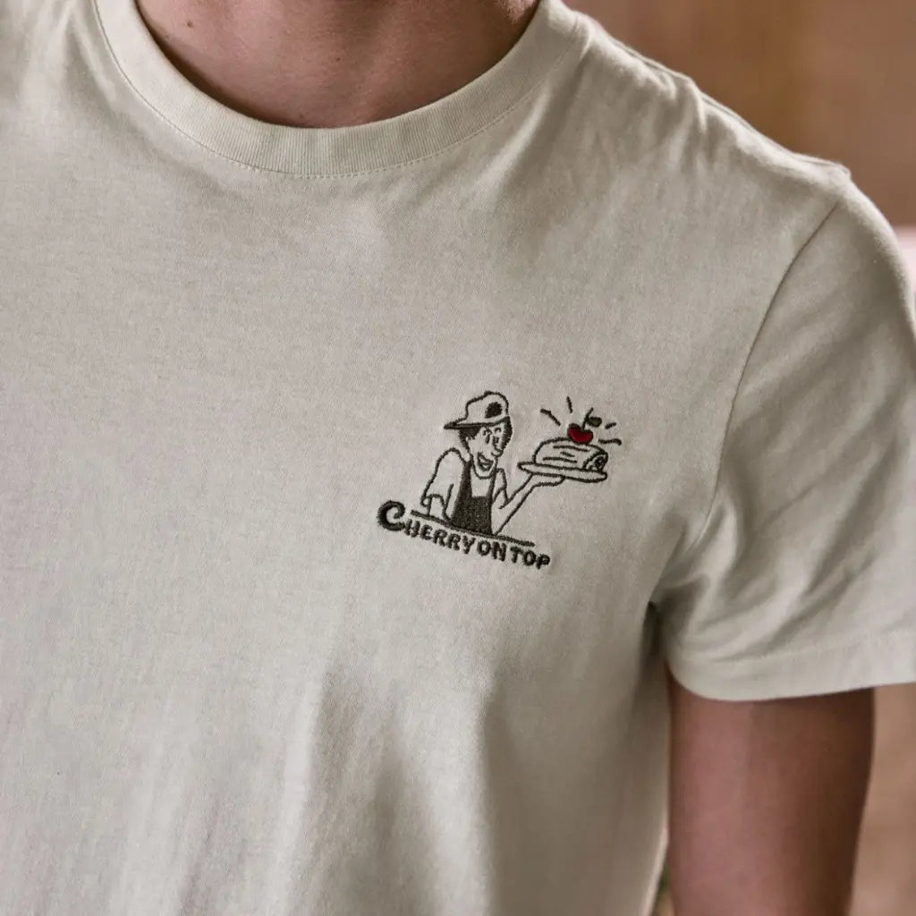 Buste porté du T-shirt Arcy écru, encolure côtelée et broderie du pâtissier