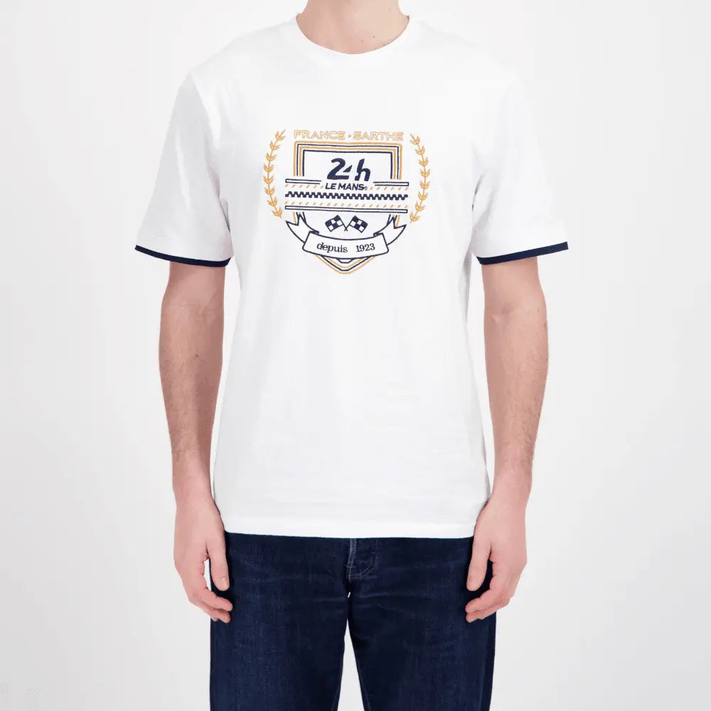 Broderie France Sarthe, drapeaux à damier et banderole depuis 1923 sur la poitrine du t-shirt blanc