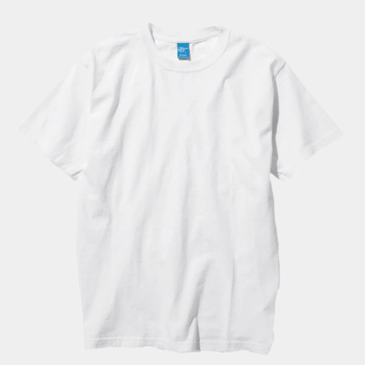 T-shirt Good On blanc uni, vu de face à plat sur fond clair