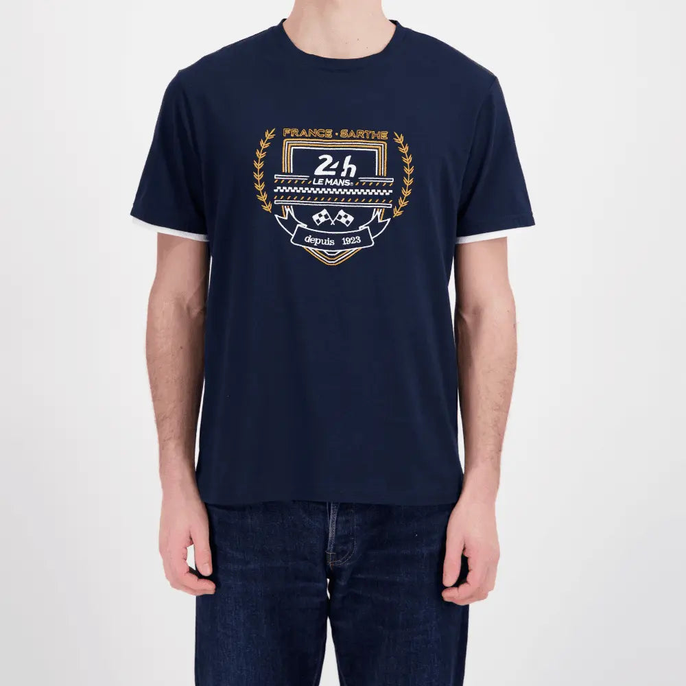 Écusson brodé France Sarthe et drapeaux à damier croisés sur le buste du t-shirt bleu marine