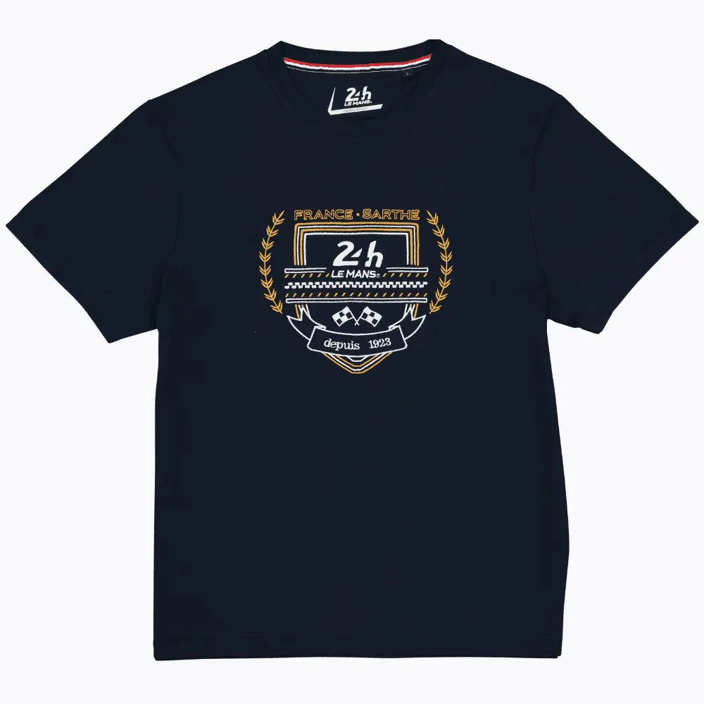 T-shirt bleu marine à plat, écusson brodé 24h Le Mans en fil doré et blanc, liseré tricolore au col