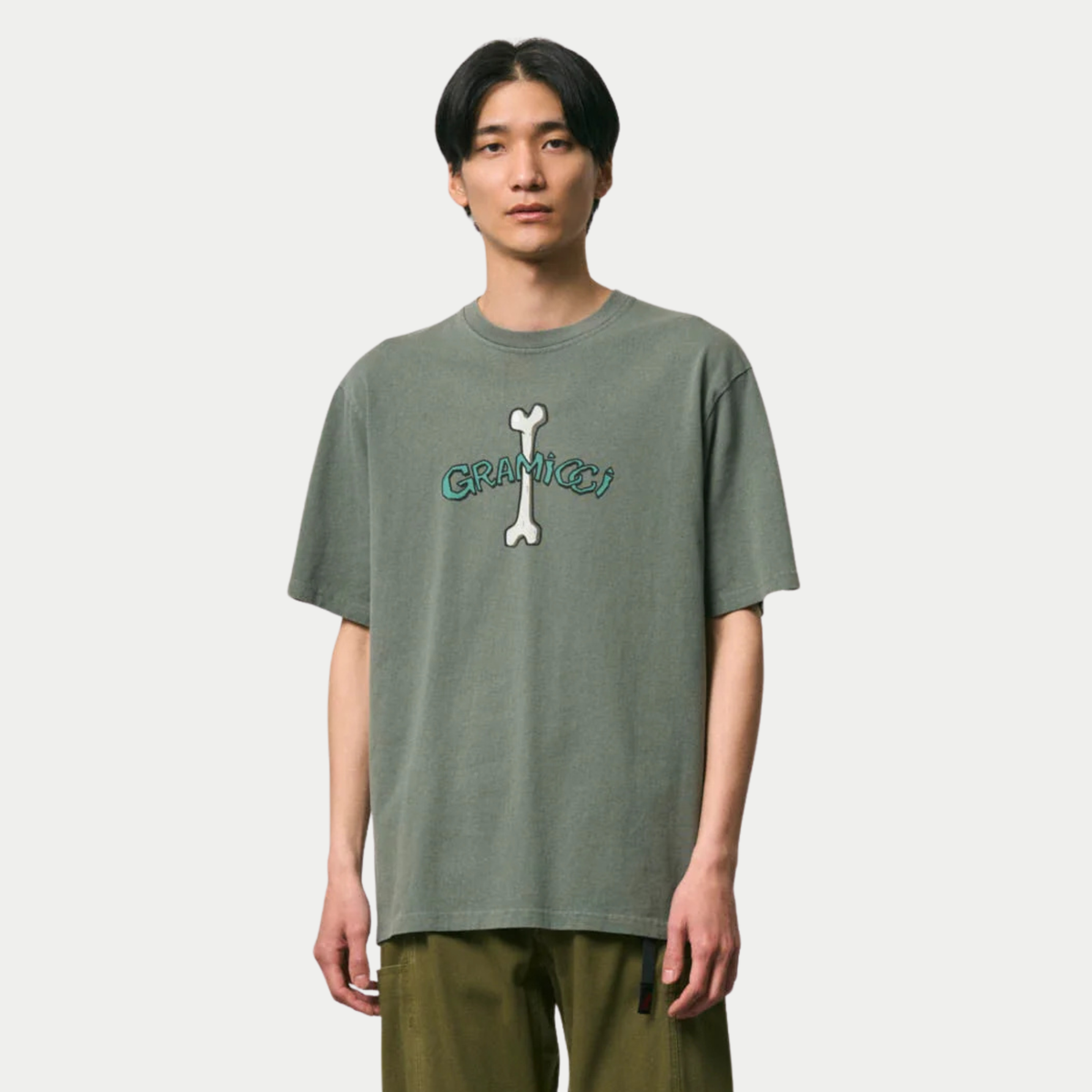 T-shirt Bone Sage Gramicci - vue portée de face, vert sauge délavé et imprimé os turquoise à la poitrine