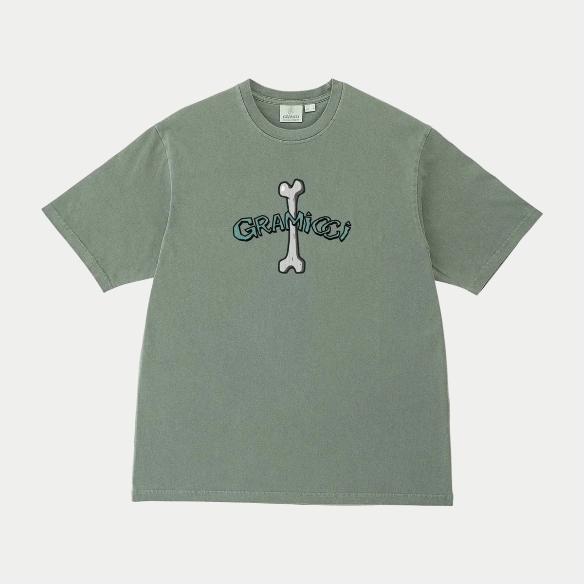 T-shirt Bone Sage Gramicci - packshot de face, os stylisé en croix imprimé à la poitrine sous le lettrage Gramicci