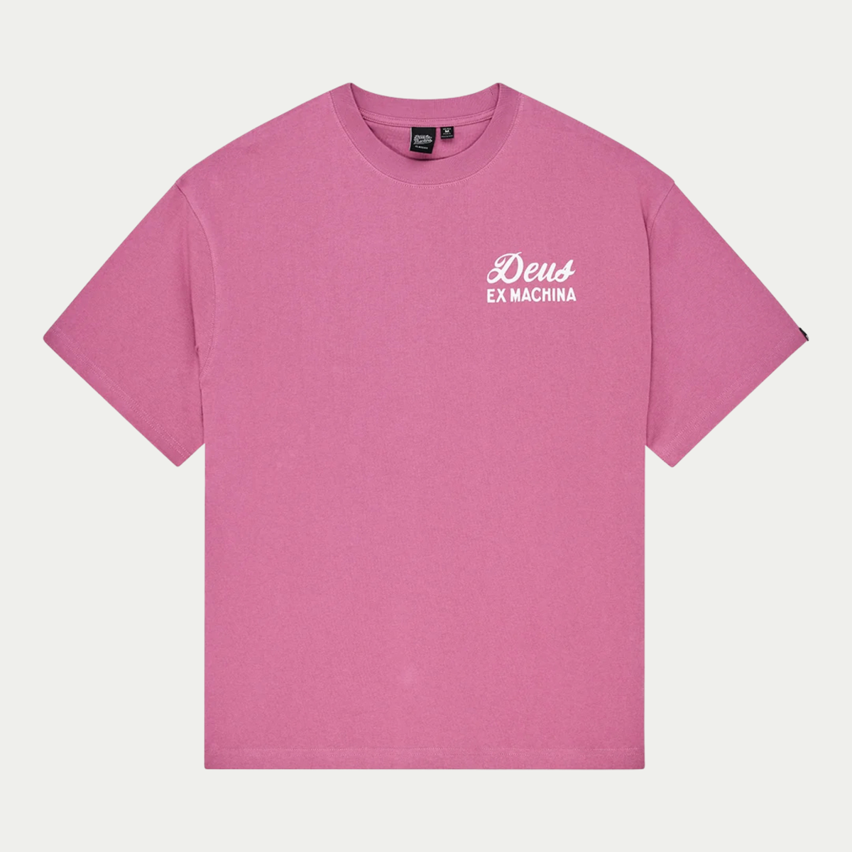 T-shirt Canggu Sign rose Deus Ex Machina à plat de face, logo script blanc imprimé sur la poitrine