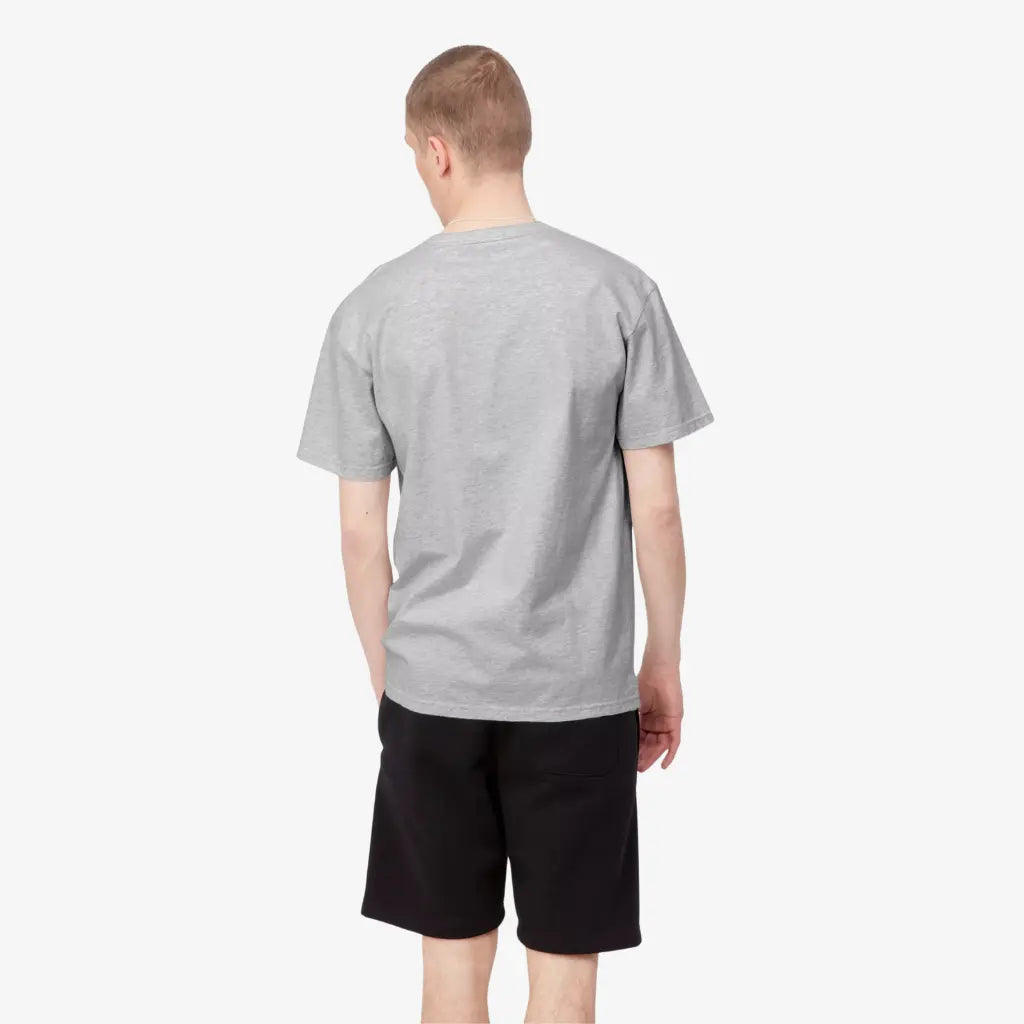 T-shirt Chase Carhartt WIP gris chiné porté de dos, épaules tombantes et base droite de la coupe ample