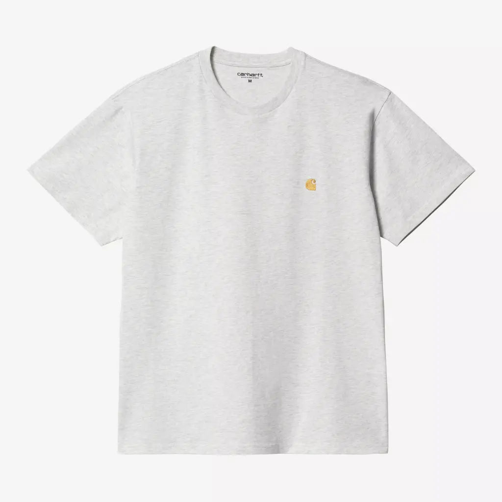 T-shirt Chase Carhartt WIP gris chiné clair Ash Heather, à plat de face, logo C brodé doré à la poitrine