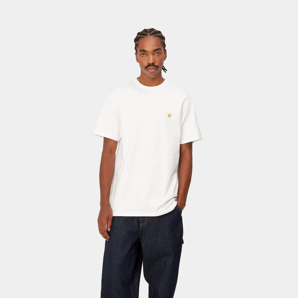 T-shirt Chase blanc Carhartt WIP porté de face avec un jean brut, coupe ample et épaules tombantes