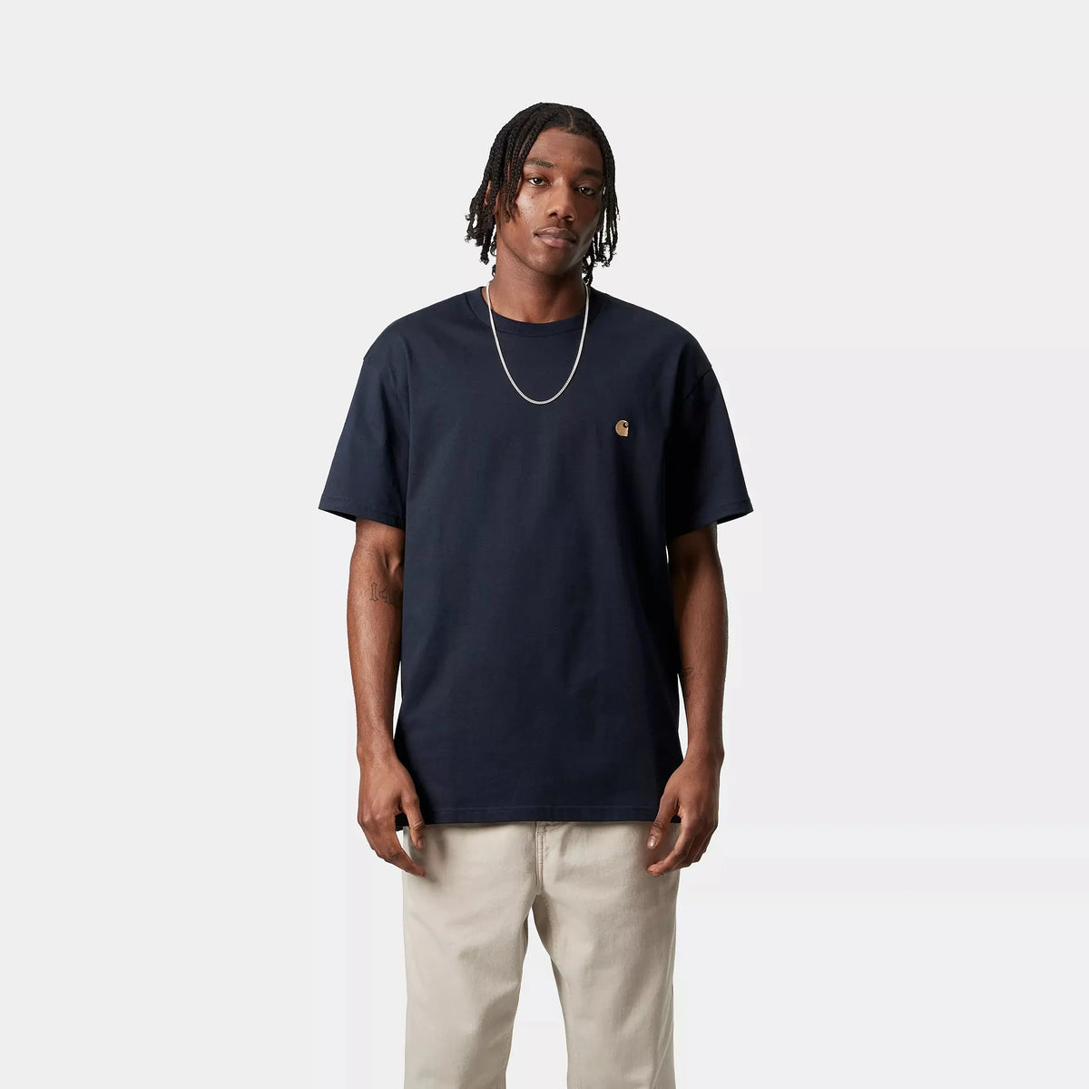 Homme portant le T-shirt Chase Dark Navy Carhartt WIP, coupe ample vue de face