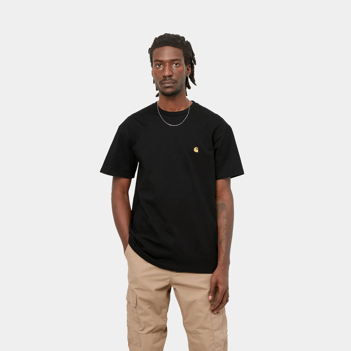 T-shirt Chase noir Carhartt WIP porté de face, coupe ample sur pantalon cargo beige