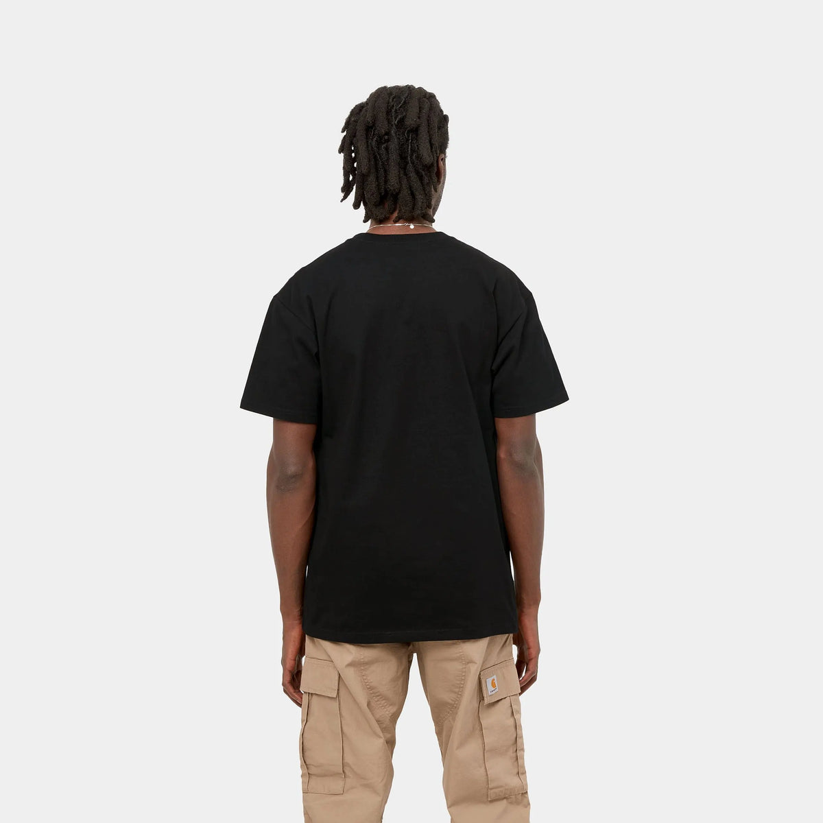 T-shirt Chase noir Carhartt WIP porté de dos, tombé droit des épaules et manches courtes