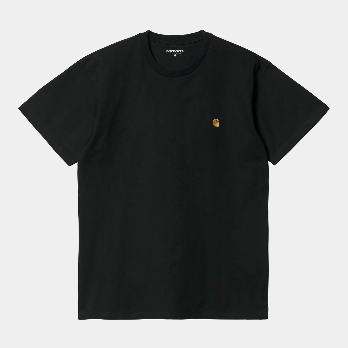 T-shirt Chase noir Carhartt WIP, vue à plat de face avec logo C brodé doré à la poitrine gauche