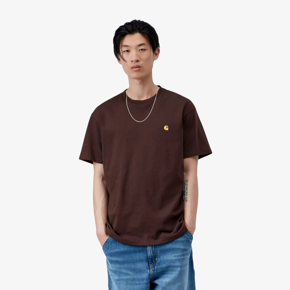 Homme portant le T-shirt Carhartt WIP Chase Palisander brun bordeaux, coupe ample vue de face
