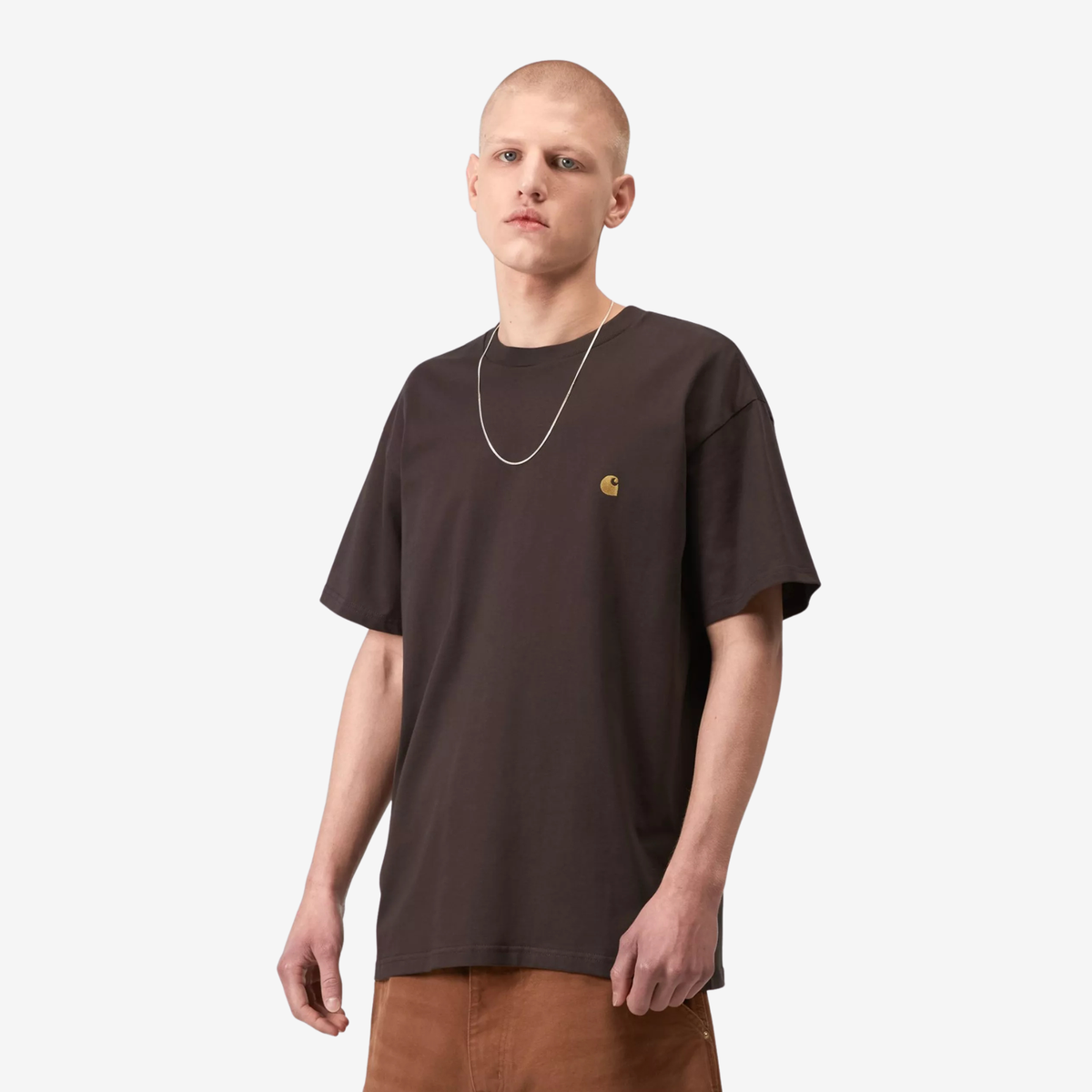 T-shirt Chase Carhartt WIP brun foncé porté de face : coupe ample, buste droit et logo C doré en poitrine